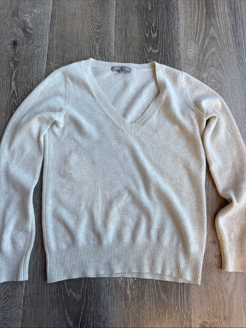 Neiman Marcus Light Gray V-Neck Sweater 0624